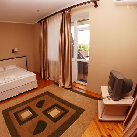 Uyut Hotel Chernihiv Exterior photo