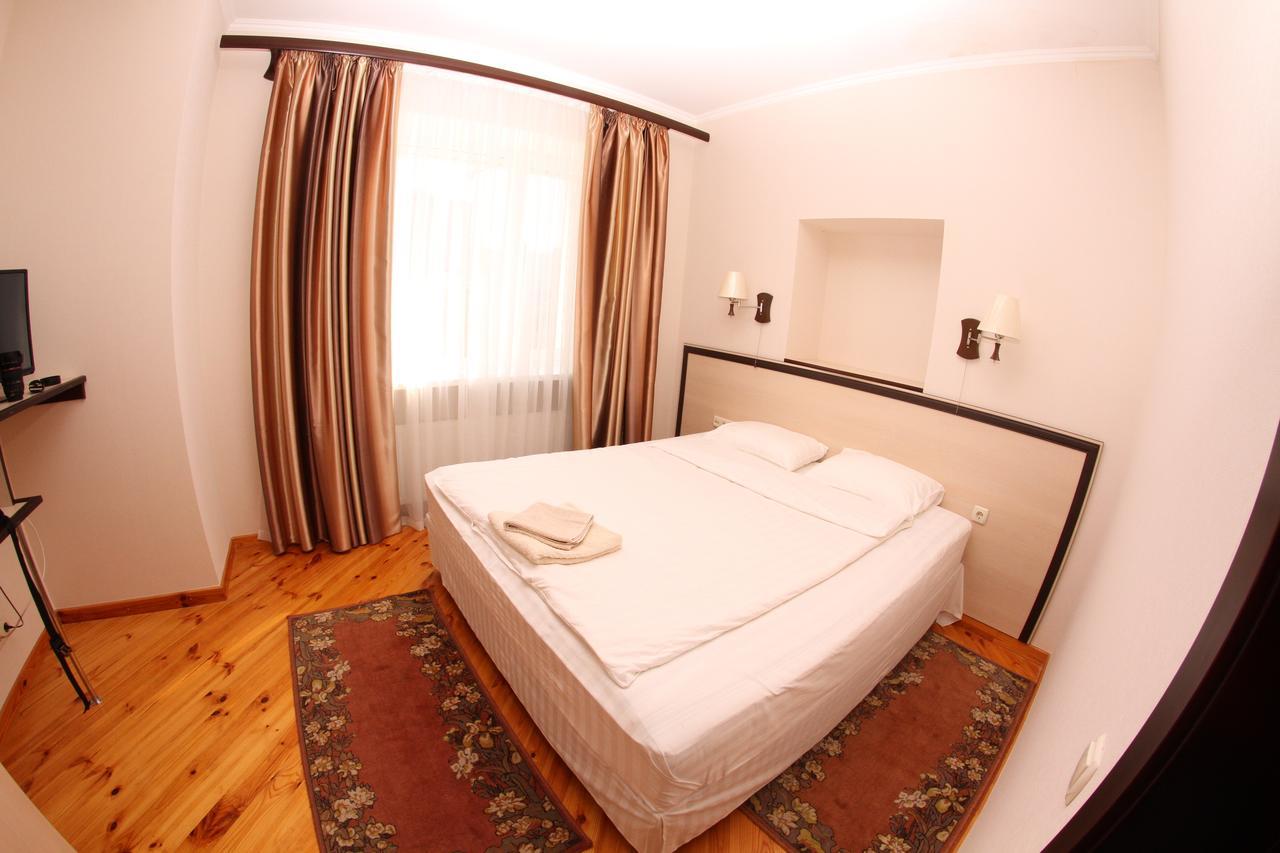 Uyut Hotel Chernihiv Exterior photo