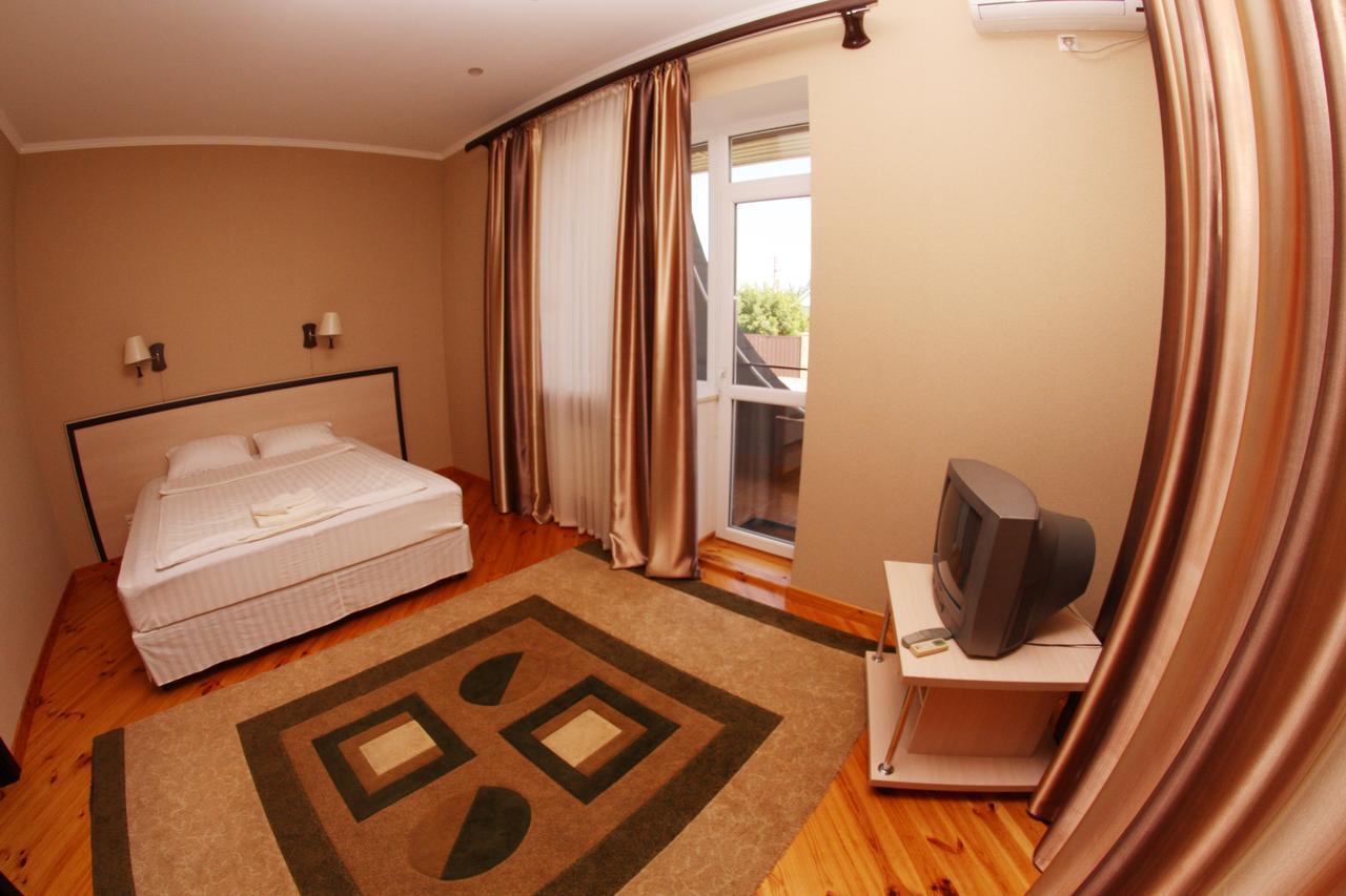 Uyut Hotel Chernihiv Exterior photo