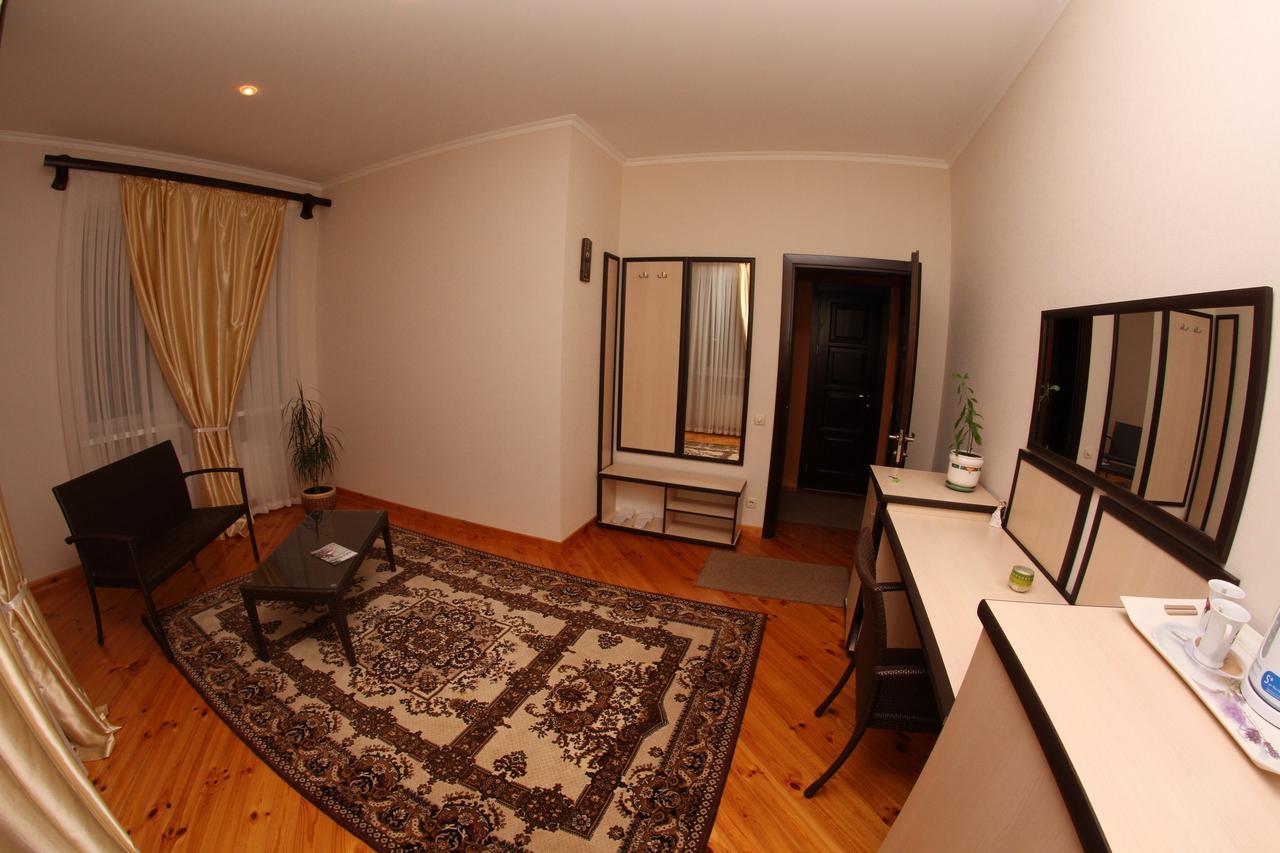 Uyut Hotel Chernihiv Exterior photo