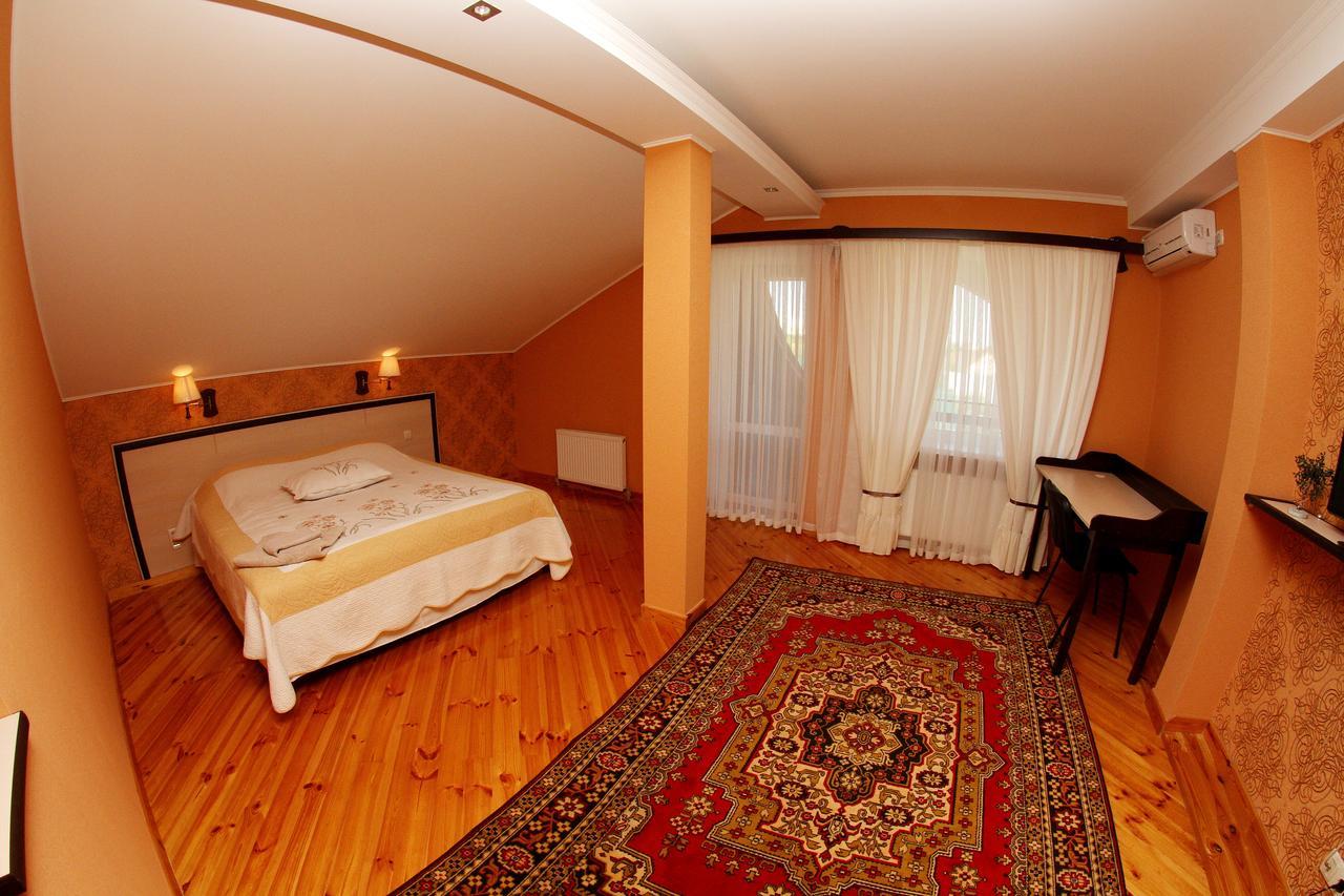 Uyut Hotel Chernihiv Exterior photo