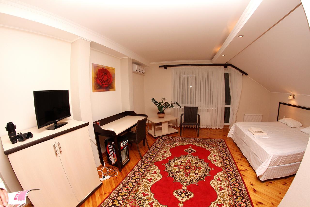 Uyut Hotel Chernihiv Exterior photo