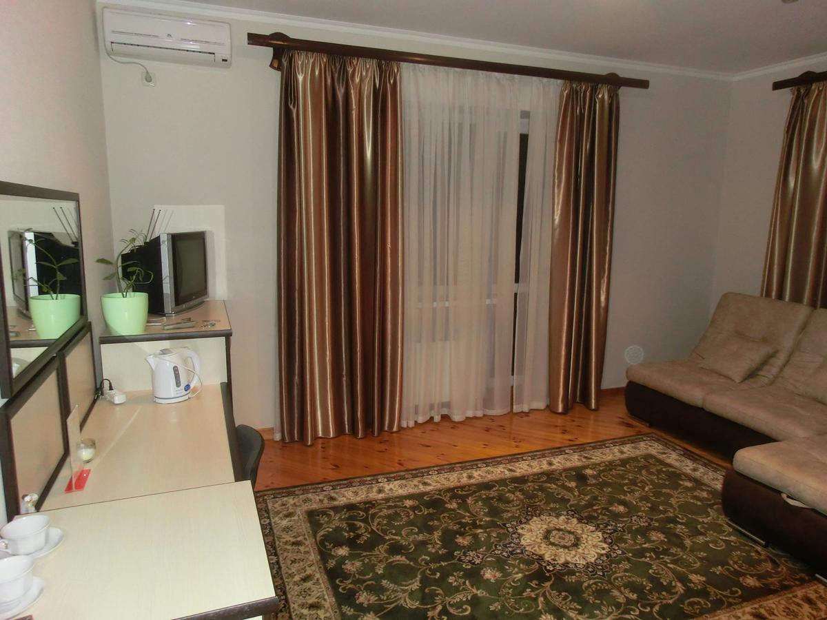 Uyut Hotel Chernihiv Exterior photo
